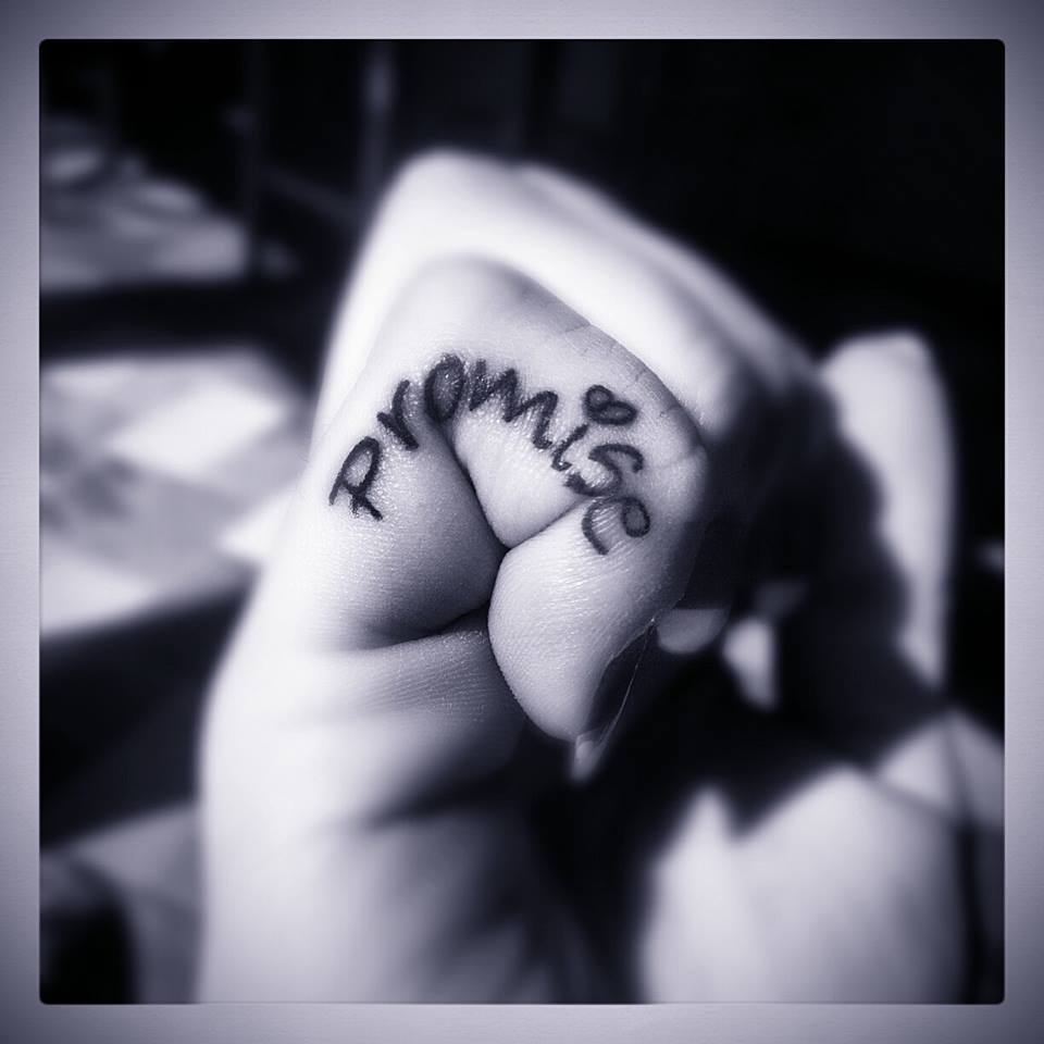 Tattoo uploaded by Angi López ”Love'n'Hate” • Pinky promise. Fingers  #neotradicional #fingertatoo #custom #mchc #promise • Tattoodo