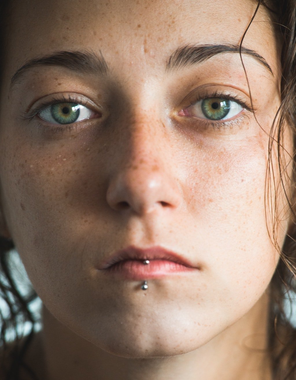 woman with vertical labret piercing